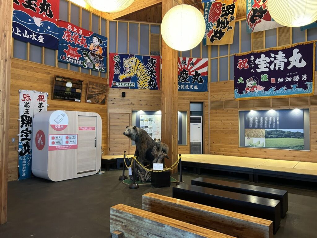 大漁旗が飾られた道の駅おびら鰊番屋の休憩スペース