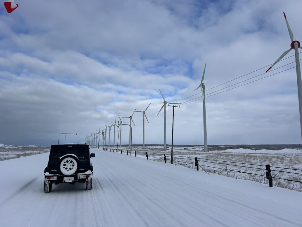 ノシャップ岬周辺の海沿いに並ぶ風車