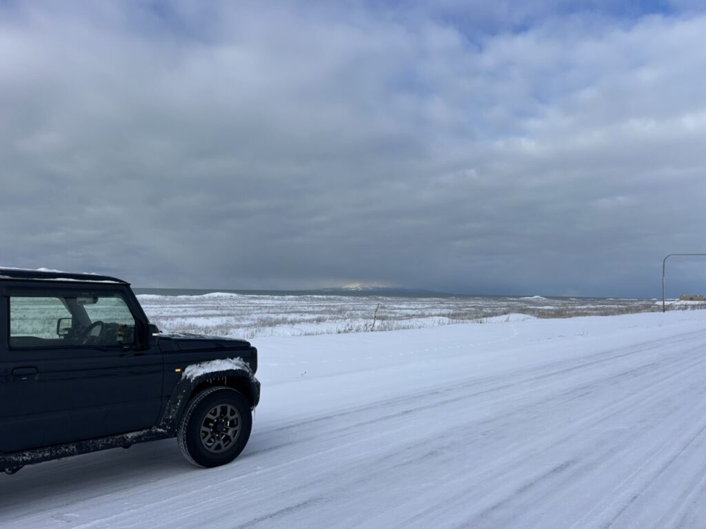 海沿いの道路から見えた雲に隠れた利尻富士