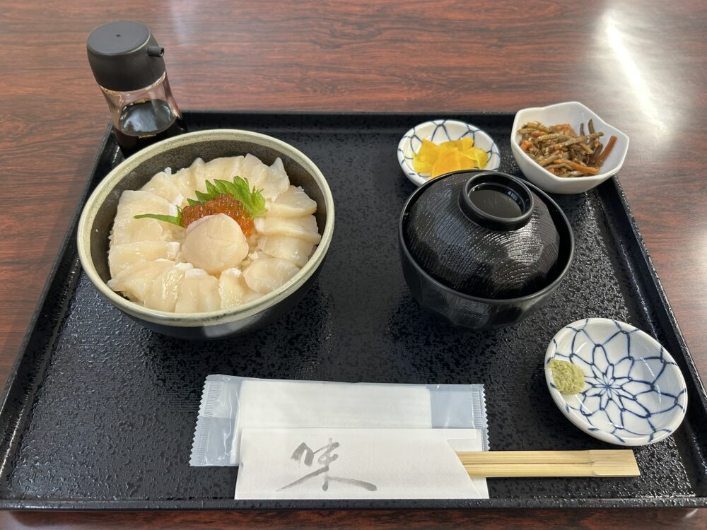 さるふつ公園で食べたホタテ丼