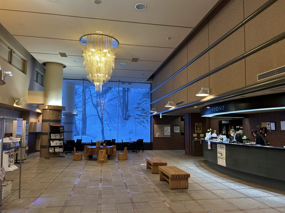 うたのぼりグリーンパークホテルのフロントロビーの風景