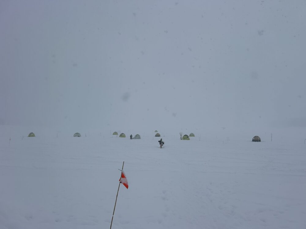 朱鞠内湖のワカサギ釣りの風景