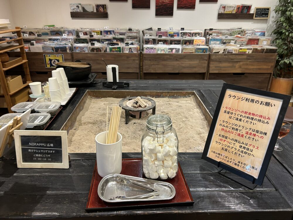 新冠温泉ホテルヒルズのラウンジの風景