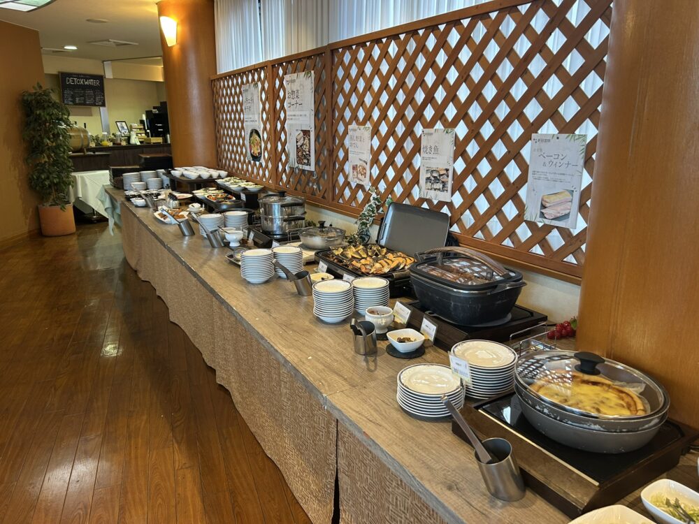 自家製ハム、ベーコン・焼き魚・蒸し野菜、おでんコーナーの風景