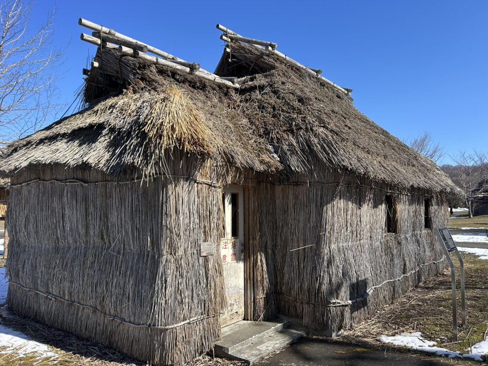 二風谷コタンのチセの風景