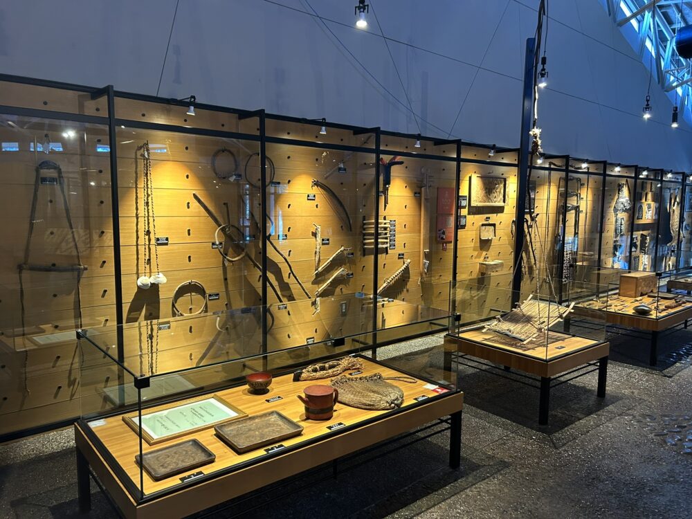 博物館内の工芸品の展示スペース