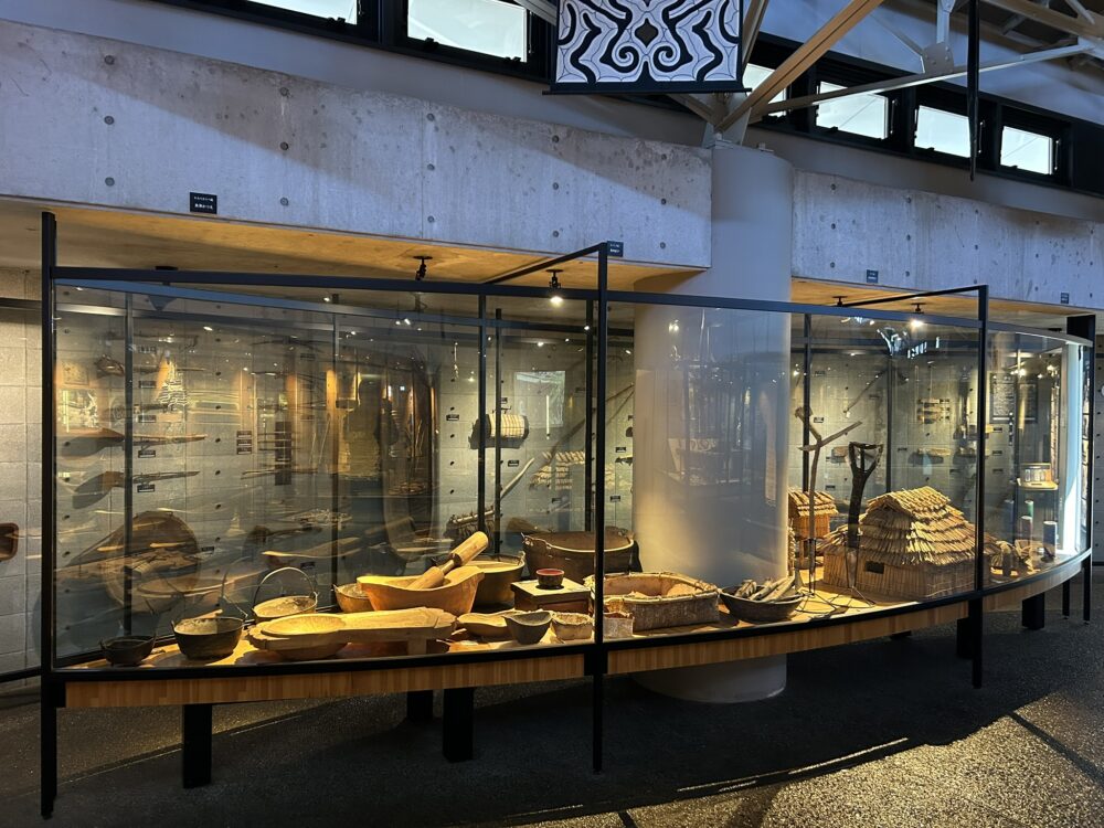 博物館内の工芸品の展示スペース