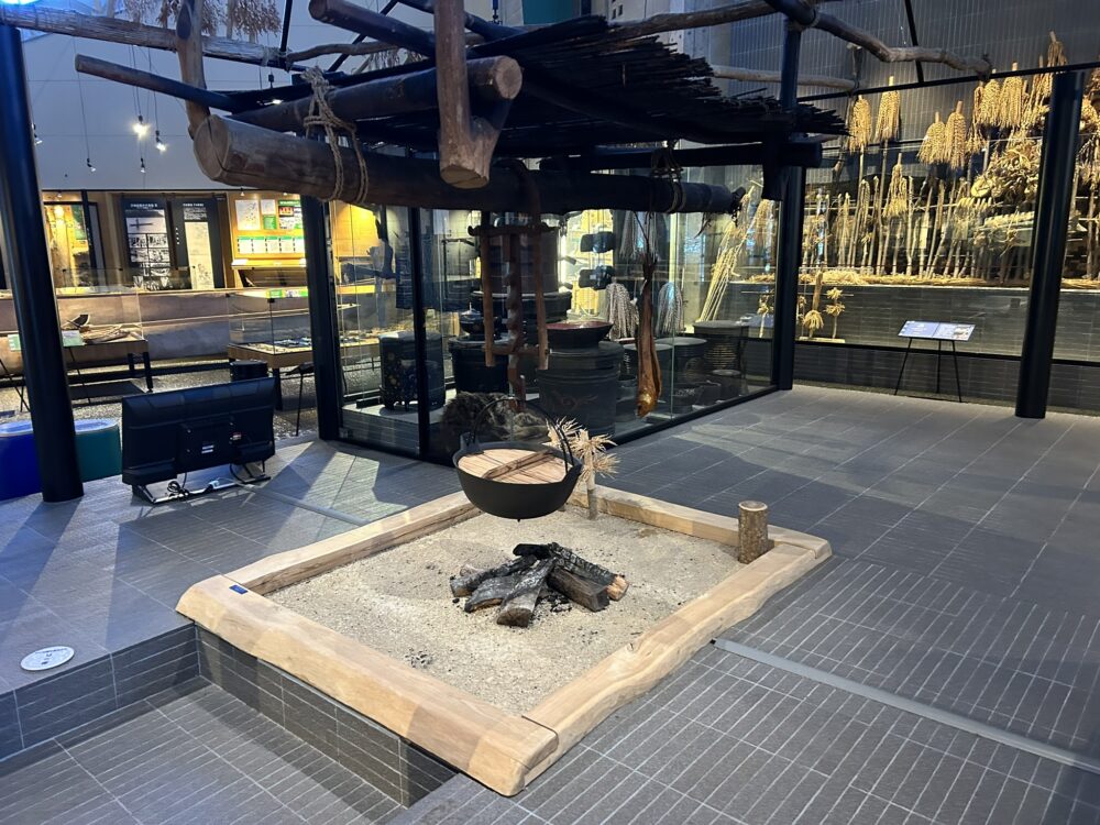 博物館内のチセ内部の展示スペース