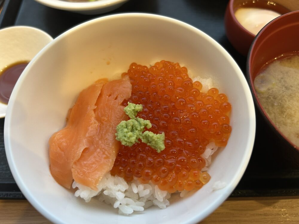 朝食のいくら丼の様子