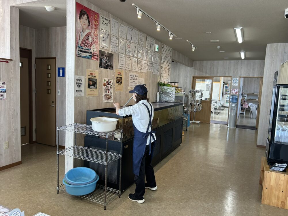 いけすからホタテを取っている風景