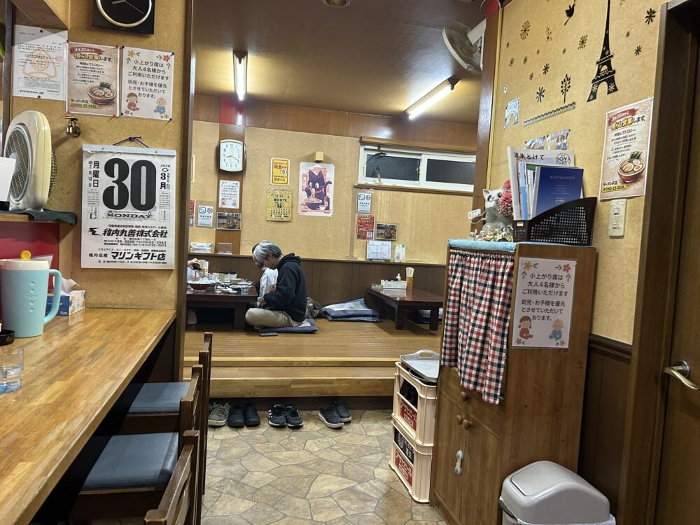 カウンター席と小上がり席の様子